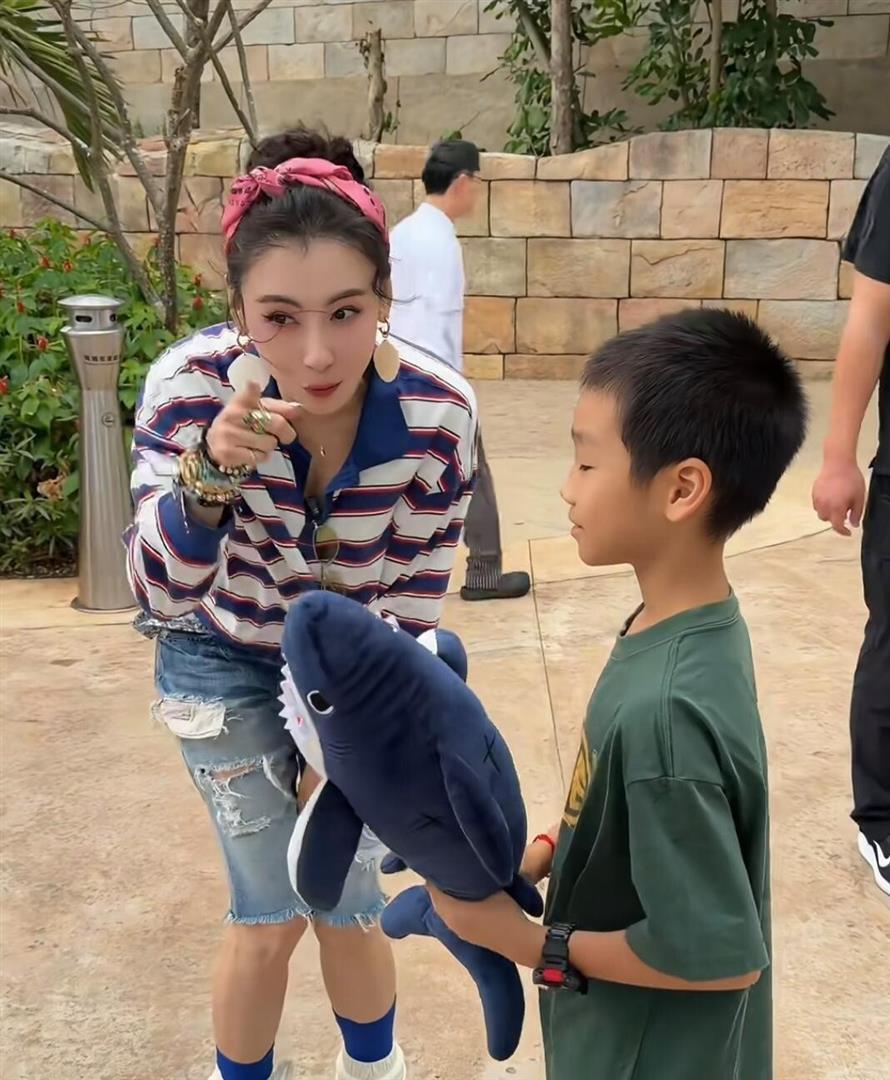 看球直播-46岁张柏芝现身海南三亚度假，她真人好年轻漂亮