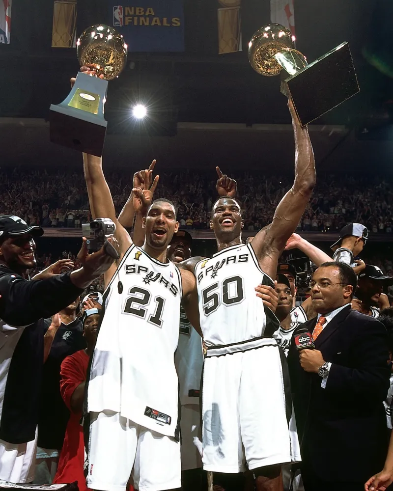 英超直播-SLAM回顾马刺队史夺冠合照：赢球，就是唯一的标准