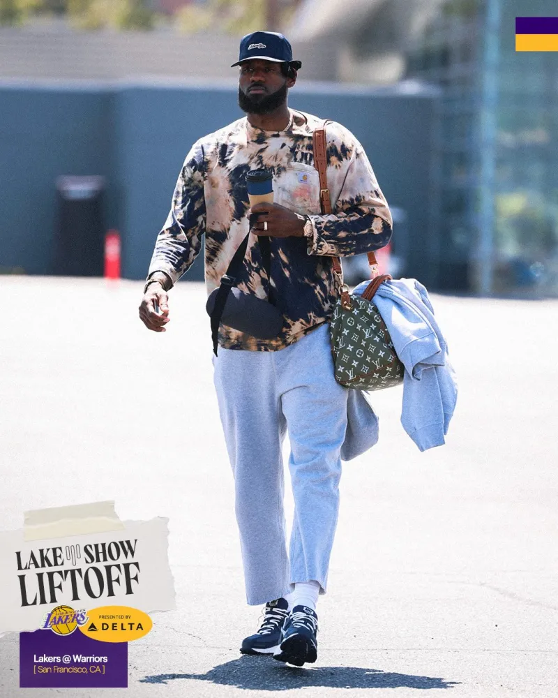 足球直播在线观看免费观看-对阵勇士！湖人社媒分享球员奔赴金州登机组图，詹姆斯出镜